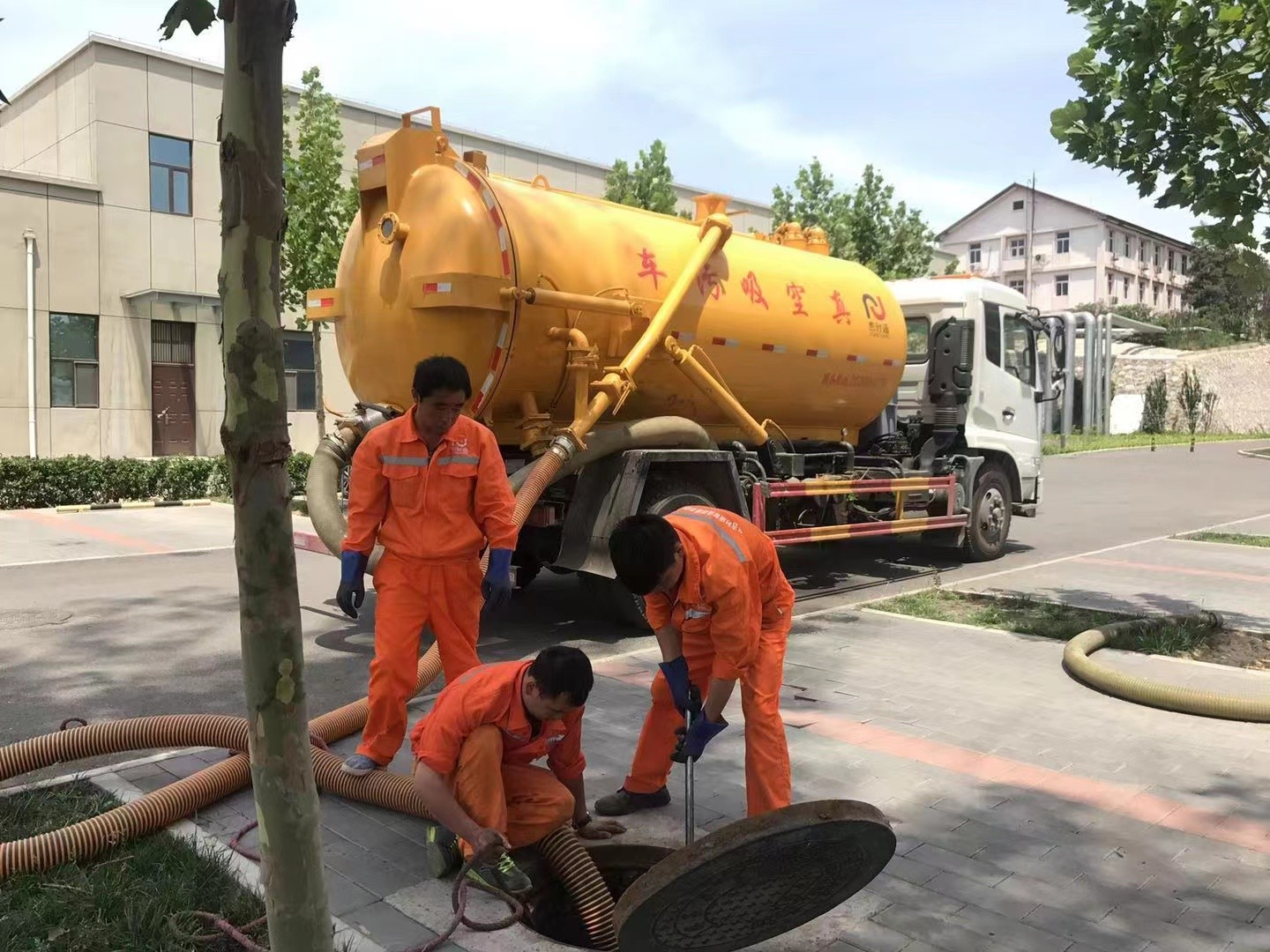 鹿城管道疏通车停在窨井附近